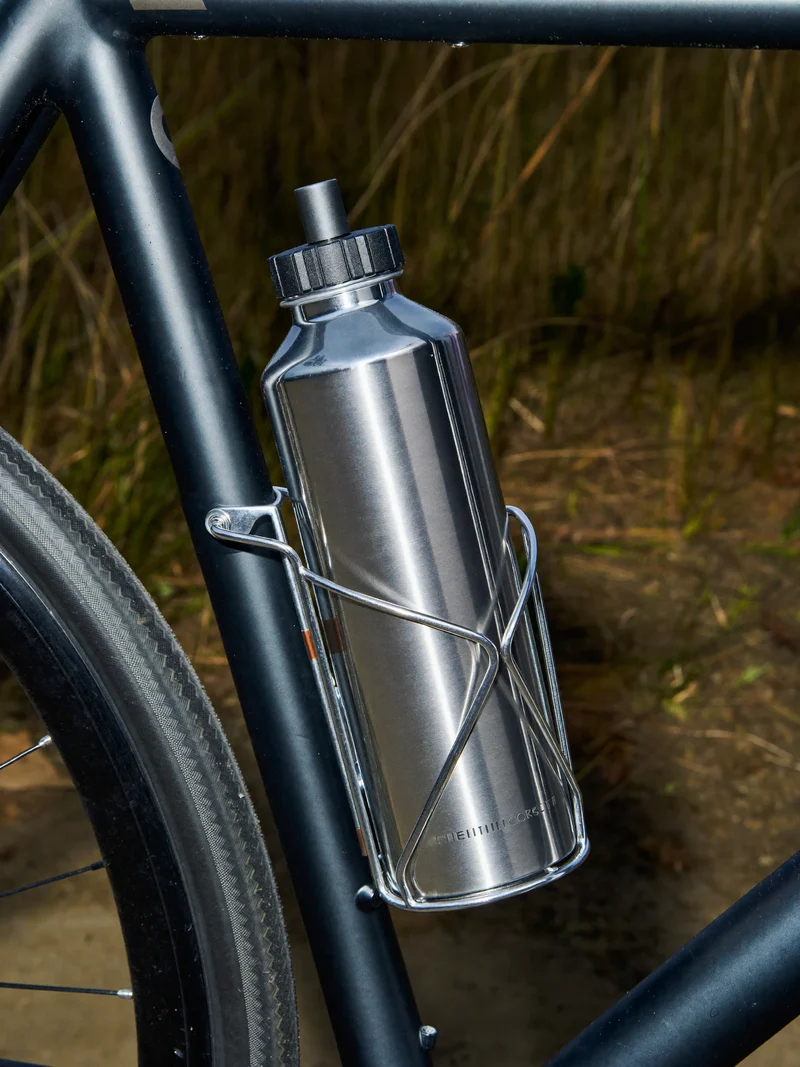 Aluminiumflasche im Halter am Unterrohr, Detailansicht, Illustration